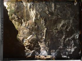 Image représentant Des visiteurs occidentaux à l'intérieur de la " Grotte des Merveilles", près de l'entrée