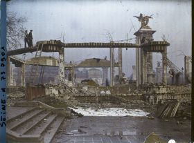 Image représentant L'exposition des arts décoratifs, démolition du pavillon Primavera des Magasins du Printemps sur l'esplanade des Invalides, à l'entrée du pont Alexandre III