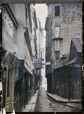 Image représentant La rue de Venise au niveau du n° 7, avec à droite l'impasse de la Baudroirie