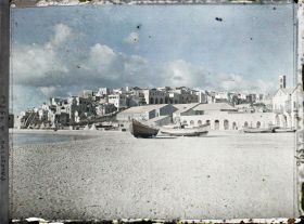 Image représentant La ville, vue depuis le bord de mer