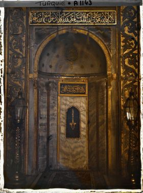 Image représentant Le mihrab indiquant la direction de la Mecque dans l'abside de la Aya Sophia Camii ("mosquée Sainte-Sophie")