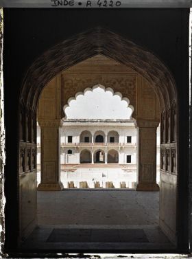 Image représentant Galeries bordant le côté ouest du jardin des Raisins (Anguri Bagh) vues de l'intérieur du palais privé (Khas Mahal) de Shah Jahan dans le fort Rouge (Lal Qila)