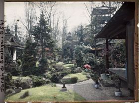 Image représentant Cœur du " village japonais " vu des abords de la maison ouest jusqu'au jardin anglais