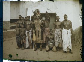 Image représentant Le roi Tôli fumant la pipe et ses dignitaires