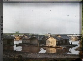 Image représentant Des maisons flottantes, sur le Fleuve Rouge