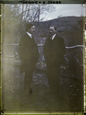 Image représentant A gauche, Hüseyin Rauf Bey, Premier Ministre et Mustafa Kemal