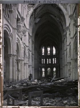 Image représentant France , Reims, Intérieur de l'Eglise St André