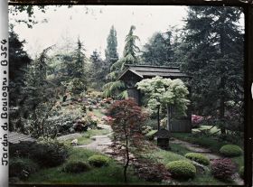 Image représentant Porte du " village japonais " ouverte sur le paysage fleuri du " sanctuaire japonais "
