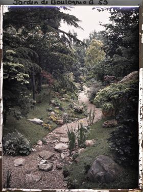 Image représentant Étroit chemin du " sanctuaire japonais " ponctué de pierres serpentant en direction du " village " ?