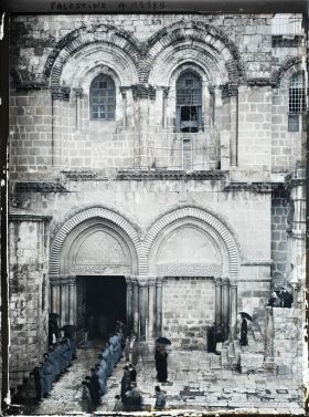 Image représentant Soldats français devant l'entrée sud du Saint Sépulcre