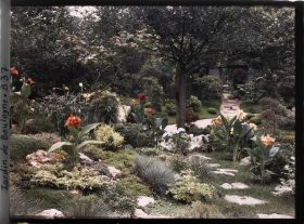 Image représentant Espace fleuri du " sanctuaire japonais " proche de la porte ouvrant sur le " village japonais "