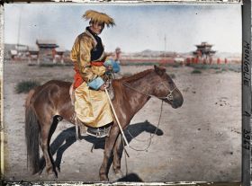 Image représentant Le shanzav Badamdorj (?) aux environs du palais Jaune