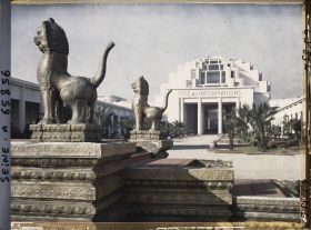 Image représentant L'Exposition Coloniale Internationale de 1931, lions sculptés devant le pavillon central de la Cité des Informations