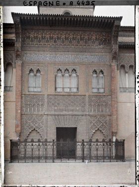Image représentant Alcazar : porte du palais de Pierre Ier de style mudéjar vu du patio de la Monteria