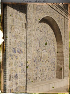 Image représentant Dans l'Arg (la citadelle royale), faïences au pied de l'une des tours du Chems-El-Imaret ("Soleil des Palais"), palais du Golestan