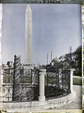 Image représentant L'obélisque de Theodose et la colonne Serpentine sur la place At Meydani