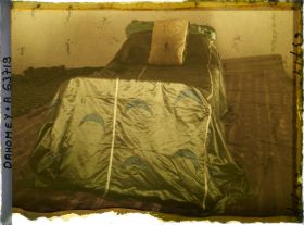 Image représentant Le lit funéraire à l'intérieur de la tombe de  null Béhanzin, palais d'Abomey