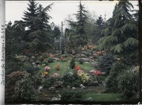 Image représentant Butte fleurie au bord d'un cours d'eau et arbres encadrant le sôrintô du " sanctuaire japonais "