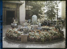 Image représentant L'exposition des arts décoratifs, massif devant le pavillon de l'art colonial