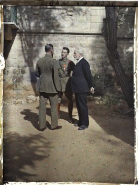 Image représentant Le général Gouraud tournant le dos au photographe, en pleine discussion avec le Professeur Brunhes et le Capitaine Mouchy