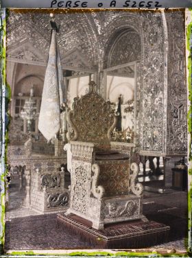 Image représentant Dans l'Arg (la citadelle royale), au premier étage du Palais du Golestan, dans la Salle des trônes, le trône Naderi et, derrière lui, celui du Paon (Takht-i-Tavous)