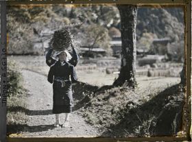 Image représentant Paysanne portant un fagot sur la tête