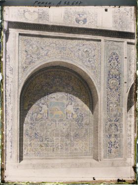 Image représentant Dans l'Arg (la citadelle royale), faïences au pied de l'une des tours de Shams-ol Emareh ("Soleil des Palais")