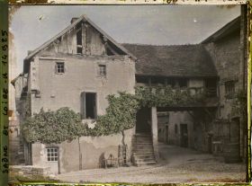 Image représentant Deux maisons réunies par une passerelle couverte, rue des moutons