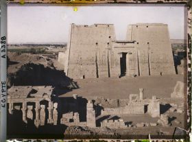 Image représentant Vue sur le pylône du temple d'Horus