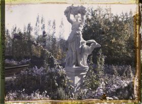 Image représentant Dans le Jardin du Palais royal (Bâlâ Bâgh, "jardin d'en haut"), la statue du rond-point