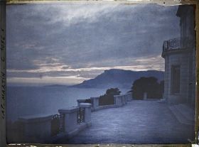 Image représentant Terrasse supérieure de la villa Kahn dite villa Zamir, vue à contre jour, en direction de Monaco