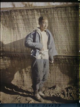 Image représentant Un ouvrier chinois posant pour l'opérateur debout