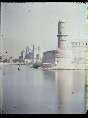 Image représentant La tour du fanal du fort Saint-Jean, avec la cathédrale vue prise depuis le vieux port pointe rouge