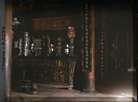 Image représentant Un autel au temple Chan-vu (ou Tran-vu) dans le quartier de la Citadelle (le Grand Lac)