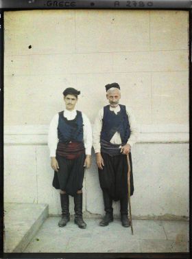 Image représentant Deux paysans (le père et le fils) des montagnes de la Crête