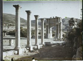 Image représentant L'Arc de Caracalla et colonnes du Nouveau Forum, vestiges de la cité antique Cuicul