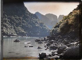 Image représentant Le rivage rocheux des cirques intérieurs du " Groupe de la Paix "