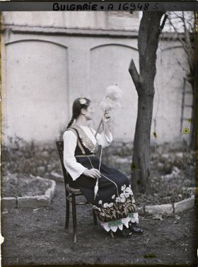Image représentant Jeune femme à robe brodée de marguerites