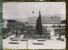 Image représentant La place de la Constitution (Place Syntagma) avec le Palais Royal (actuelle Chambre des Députés) et son jardin (Jardin Royal)