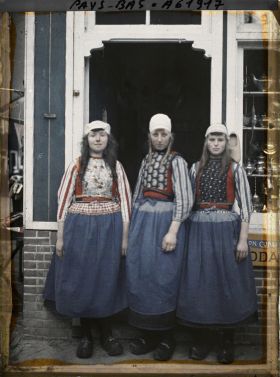 Image représentant Trois jeunes filles en costume de l'île