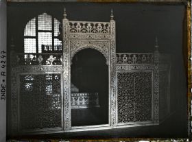 Image représentant A l'intérieur de la salle funéraire du Taj Mahal, des clautras de marbre entourant les catafalques