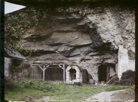 Image représentant Cave dans une rocher avec puits d'entrée