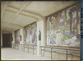 Image représentant L'Exposition des arts décoratifs, la Cour des métiers, sur l'esplanade des Invalides