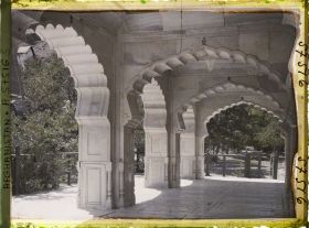 Image représentant Bagh-i-Babour (Jardins de Babour). Les voûtes festonnées de la mosquée de Chah Djahan