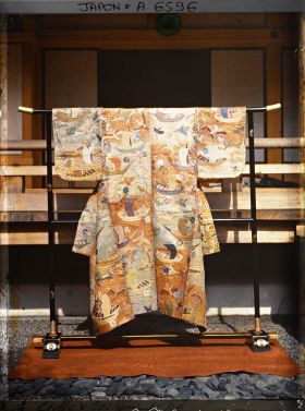 Image représentant Costume de théâtre Nô : kosode en kara-ori, à motifs de bateaux, de vagues, d'oiseaux et de fleurs