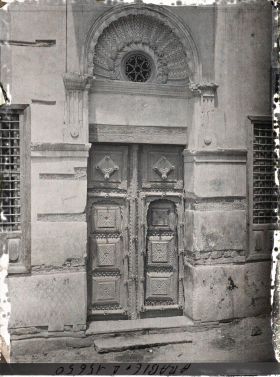 Image représentant Porte de bois ouvragé