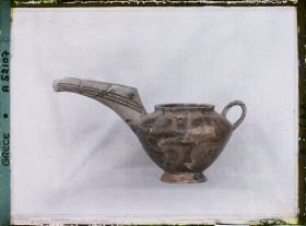 Image représentant Musée archéologique - Vase flammé à long bec verseur provenant de Vassiliki