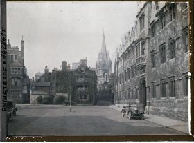 Image représentant Façade du Oriel College sur Oriel square. Au fond, le clocher de l'église Sainte Marie