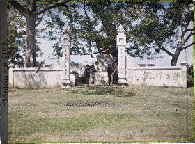 Image représentant Un groupe d'enfants près d'un autel champêtre