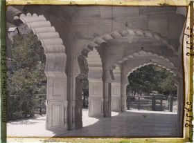 Image représentant Bagh-i-Babour (Jardins de Babour). Les voûtes festonnées de la mosquée de Chah Djahan